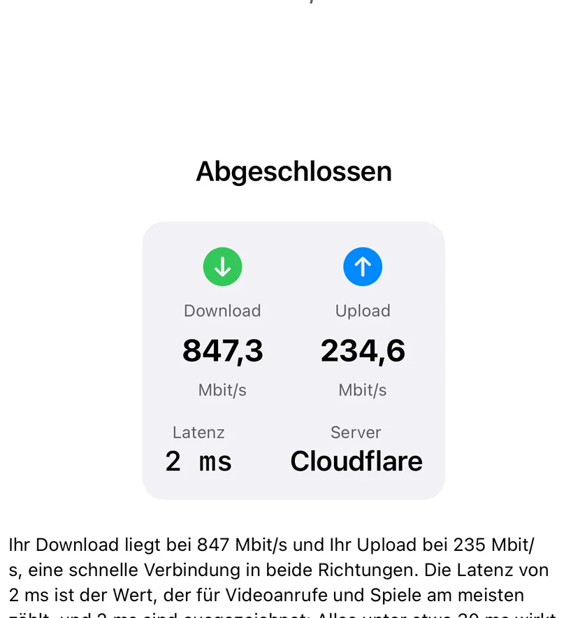 Ein abgeschlossener Geschwindigkeitstest in PingKit für iPhone, darunter ausgeklappt „Ergebnis erklären“, das Download, Upload und Latenz in klarer Sprache wiedergibt, mit der Bildunterschrift „Auf Ihrem iPhone beantwortet“.