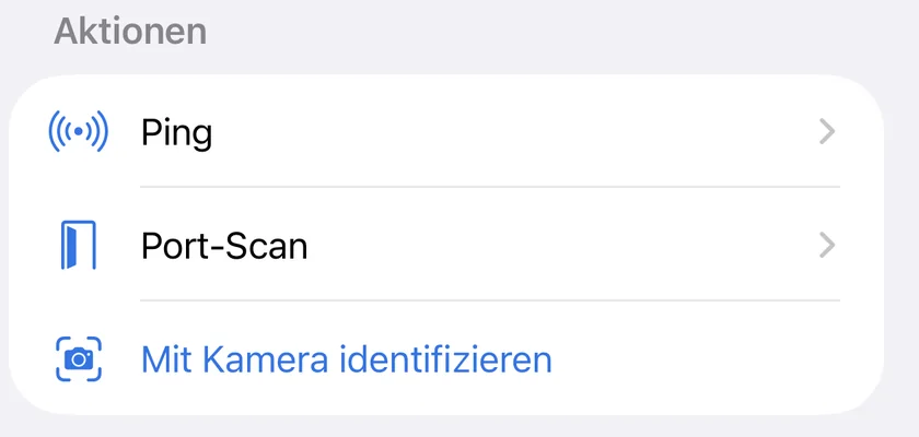 Der Bereich „Aktionen“ eines Geräts in PingKit für iPhone mit Ping, Port-Scan und „Mit Kamera identifizieren“, das Marke und Modell vom gedruckten Typenschild des Geräts abliest.