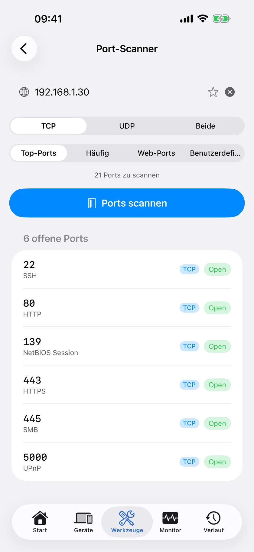 Ein abgeschlossener Portscan in PingKit fürs iPhone mit den offenen TCP-Ports eines Hosts und dem bekannten Dienstnamen zu jedem Port.