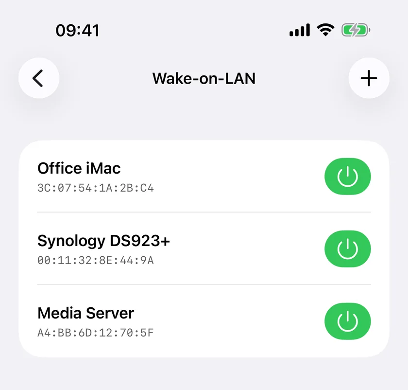 Gespeicherte Wake-on-LAN-Ziele in PingKit fürs iPhone, jeweils mit MAC-Adresse und einer Taste zum Senden des Magic Packets.
