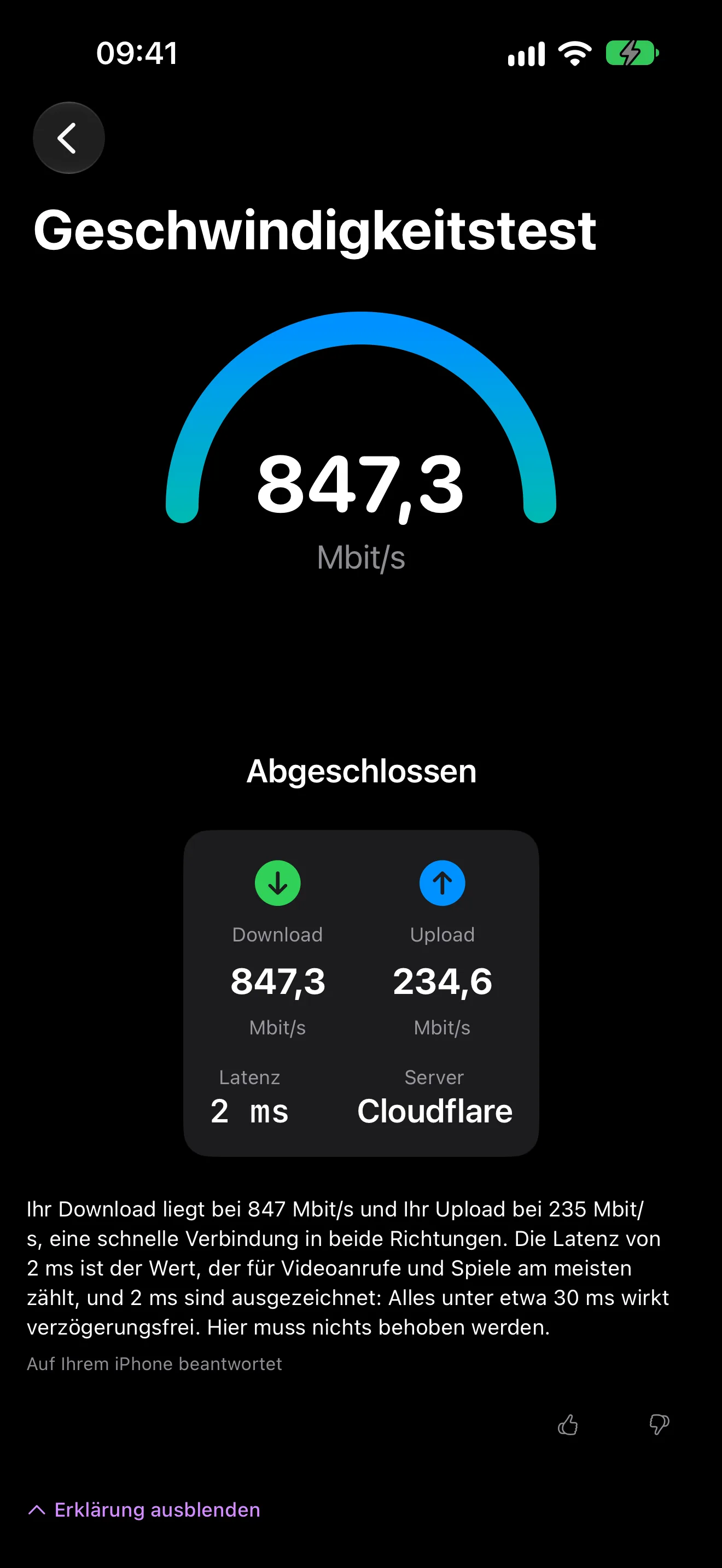 Ergebnis eines Internet-Geschwindigkeitstests in PingKit mit Download- und Uploadrate, Latenz und einer Erklärung in klaren Worten